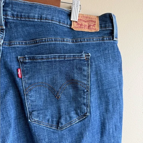Levi's Women's Classic Bootcut Jeans - Picture 6 of 9